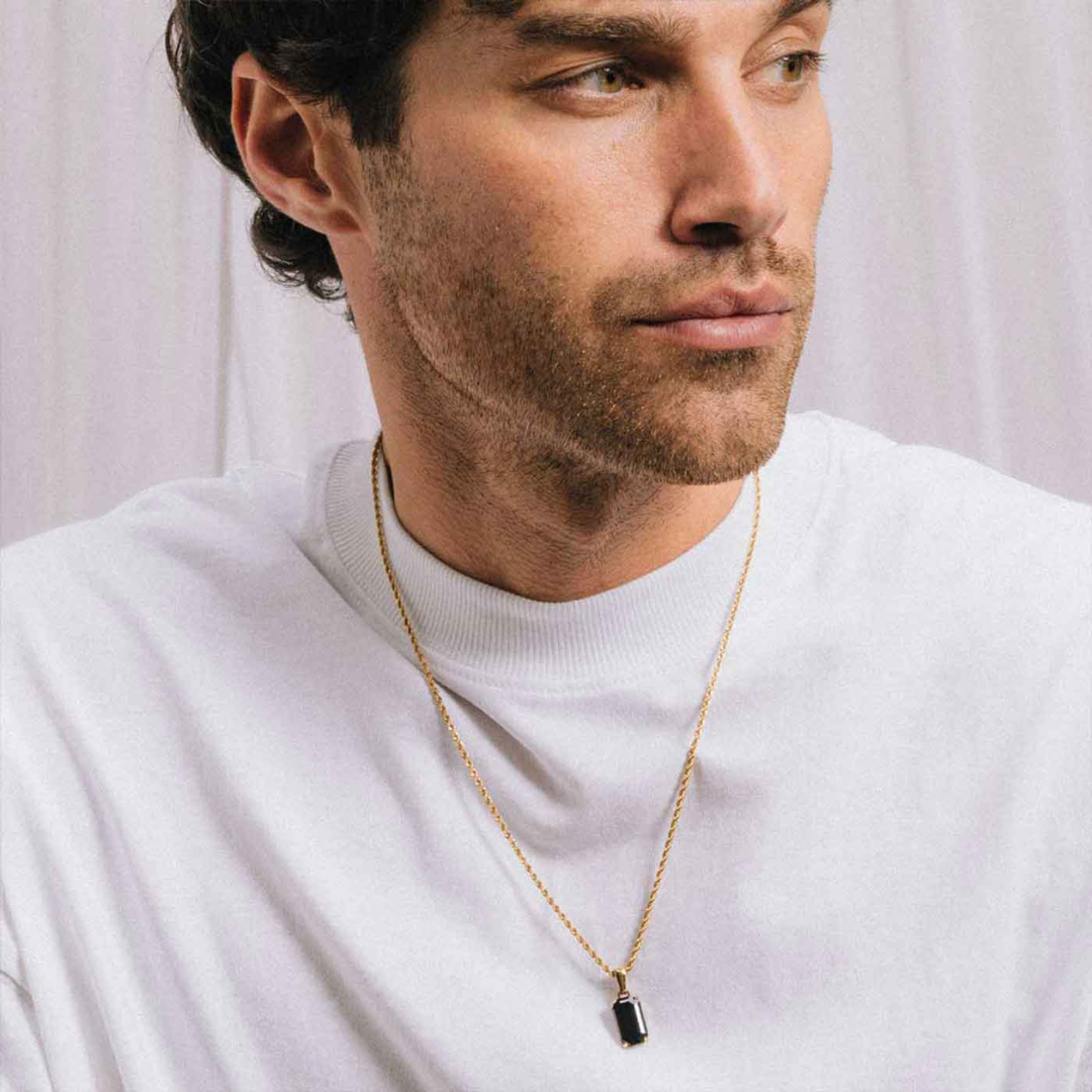 Collar dorado en acero inoxidable con piedra Ónix