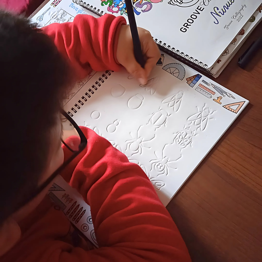 Manuales de escritura con ranuras guiadas y tinta mágica para el aprendizaje
